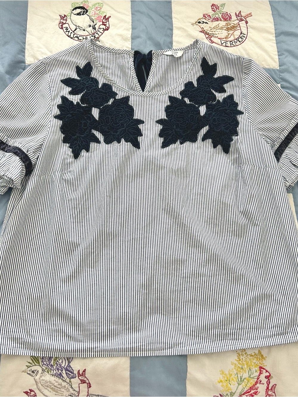 Crown & Ivy Women Top L Blue White Stripe Velvet Appliques Short Sleeve Cotton